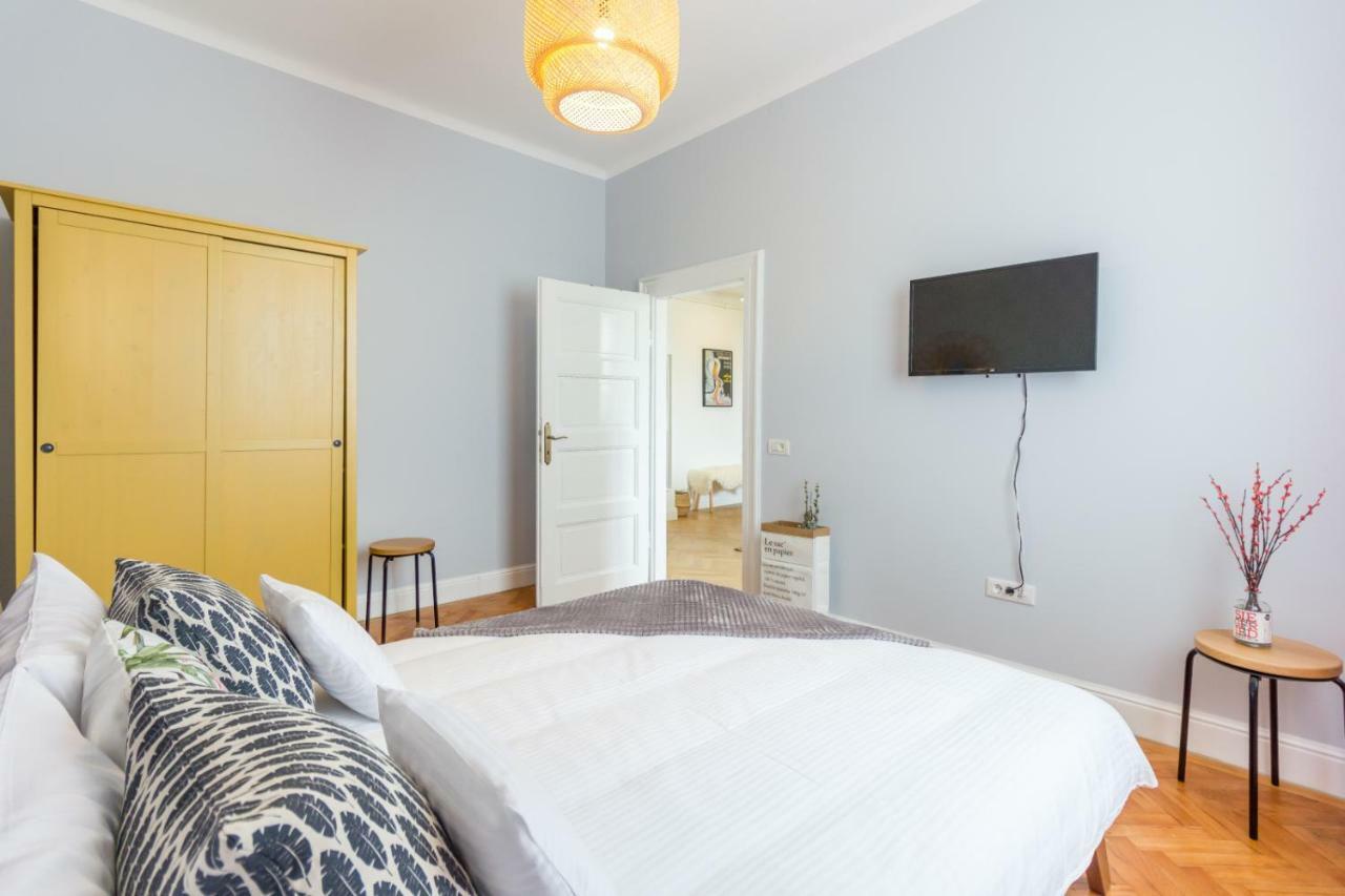 City Chic 3 Bedroom Apartment Cluj-Napoca Eksteriør bilde